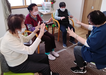 小集団で全身運動を行い、談笑しながら運動することで脳への血流増加を促します